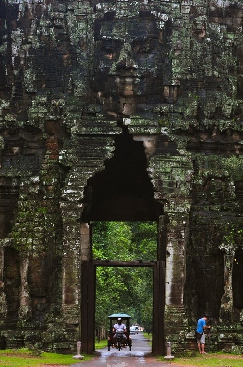 吴哥通王城大门<br />
