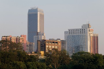613400