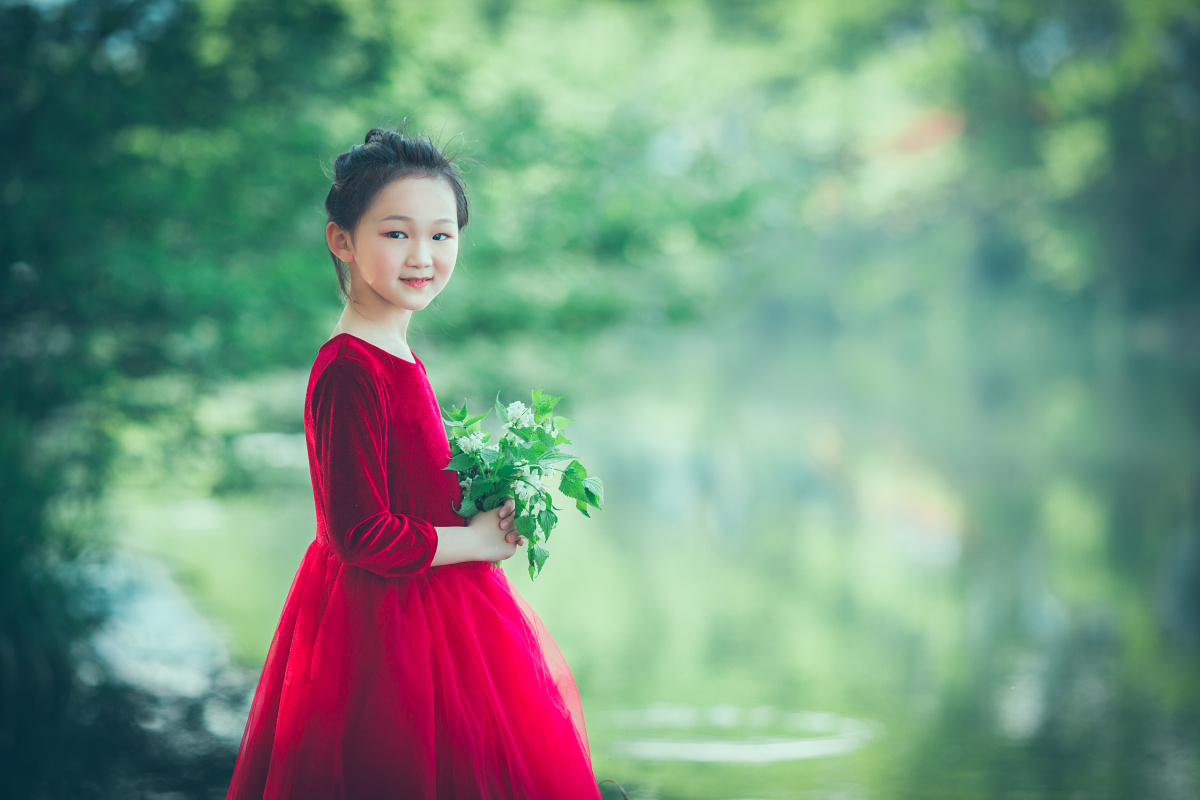 春天里快乐的女孩