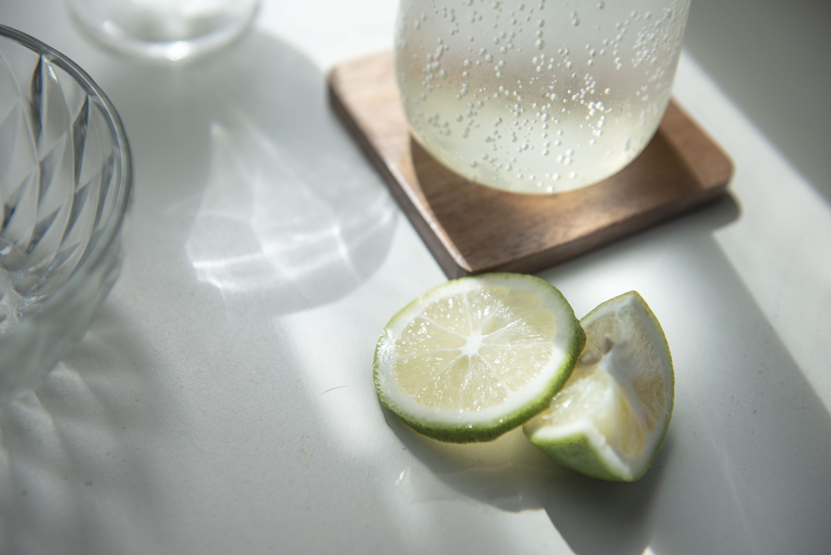 柠檬蜂蜜气泡水初秋的天气或许有些凉但在太阳底下押一口还是好爽