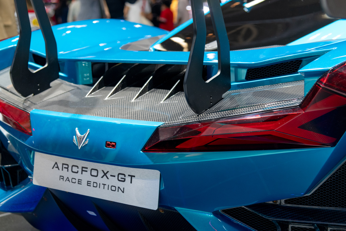 arcfox-gt造型上体现"无边界"设计理念和"x"设计语言,全面彰