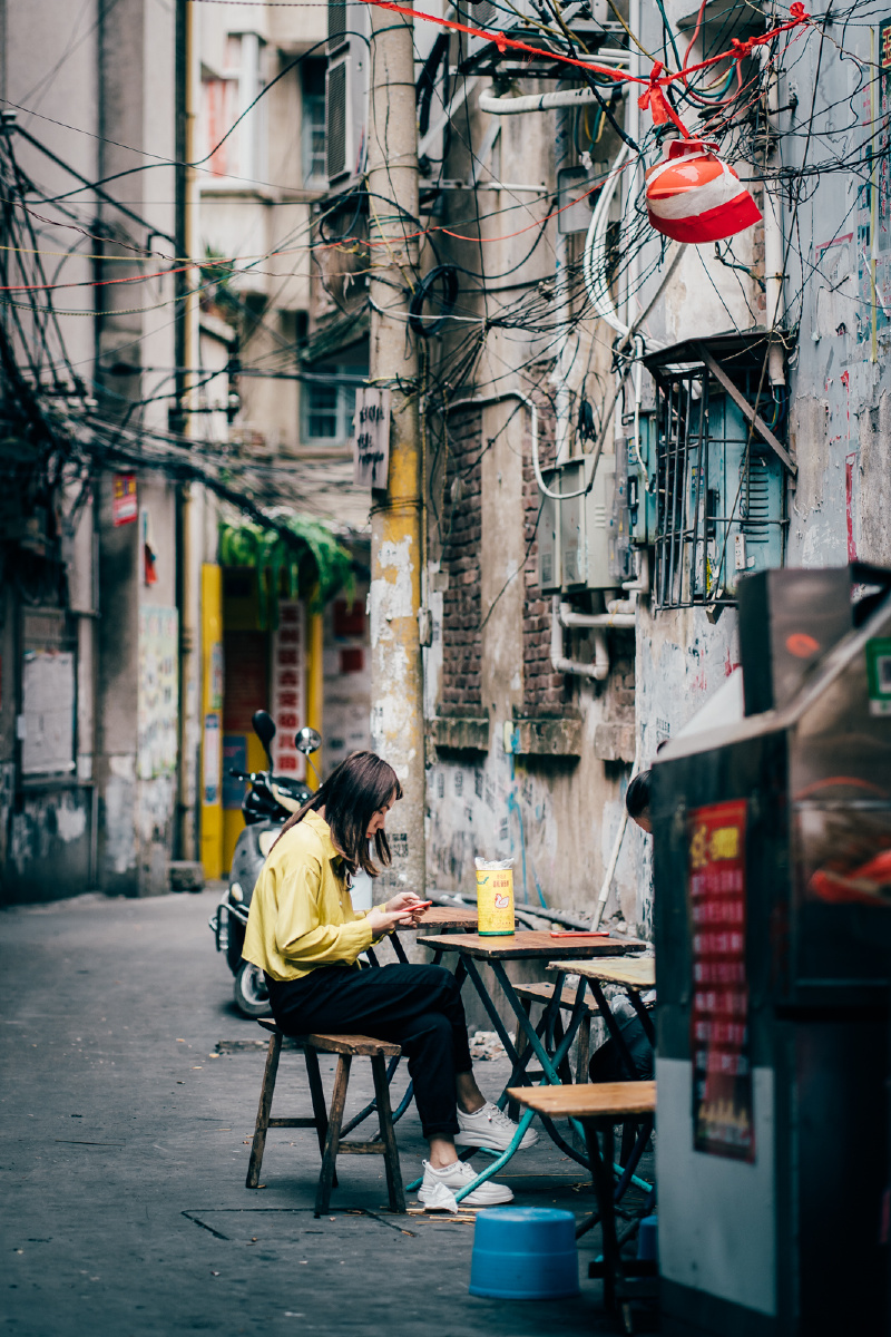 每个城市的巷子大都保留着这座城最地道的味道和特色.