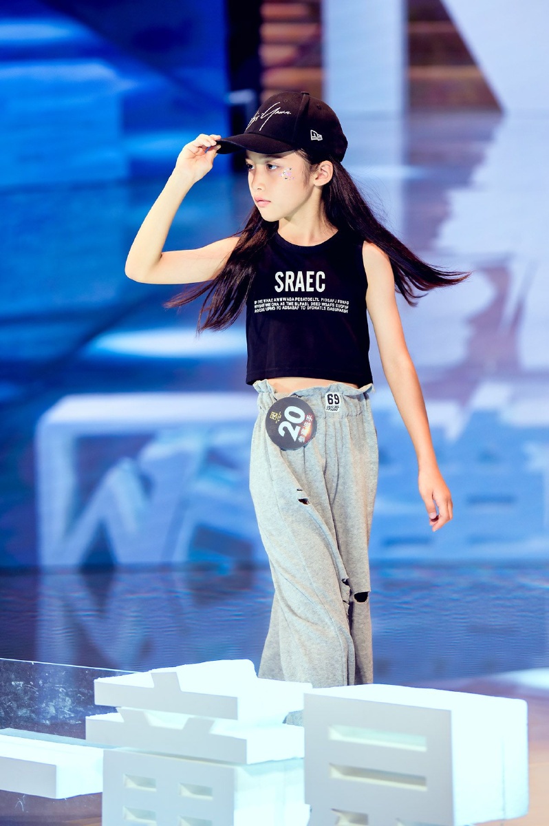 小俊君摄于第一童星童模比赛