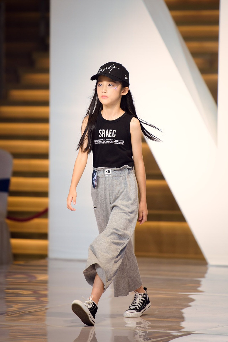 小俊君摄于第一童星童模比赛