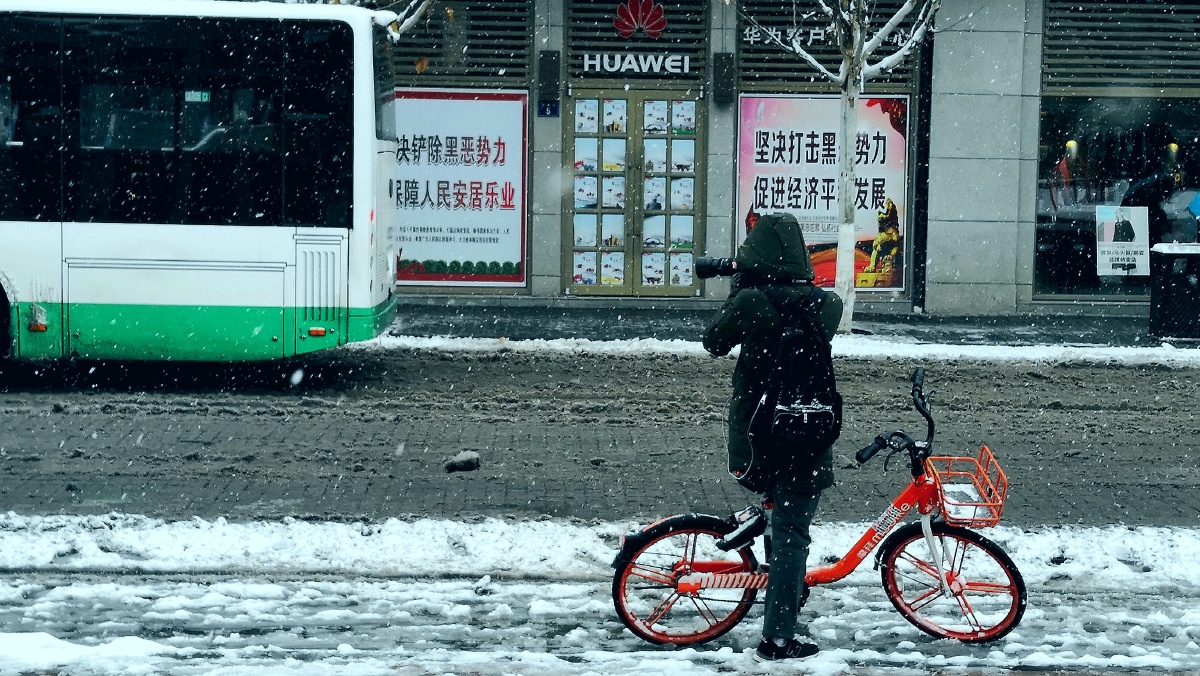 每一个爱好摄影的人都很勤劳也很拼无论是穿梭在城市街头的大街小巷里
