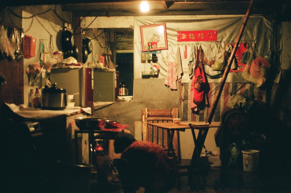 街旁一个运冰的仓库，夫妇两人住在里面，这一小块地方就是他们的家。过期土豆200卷。