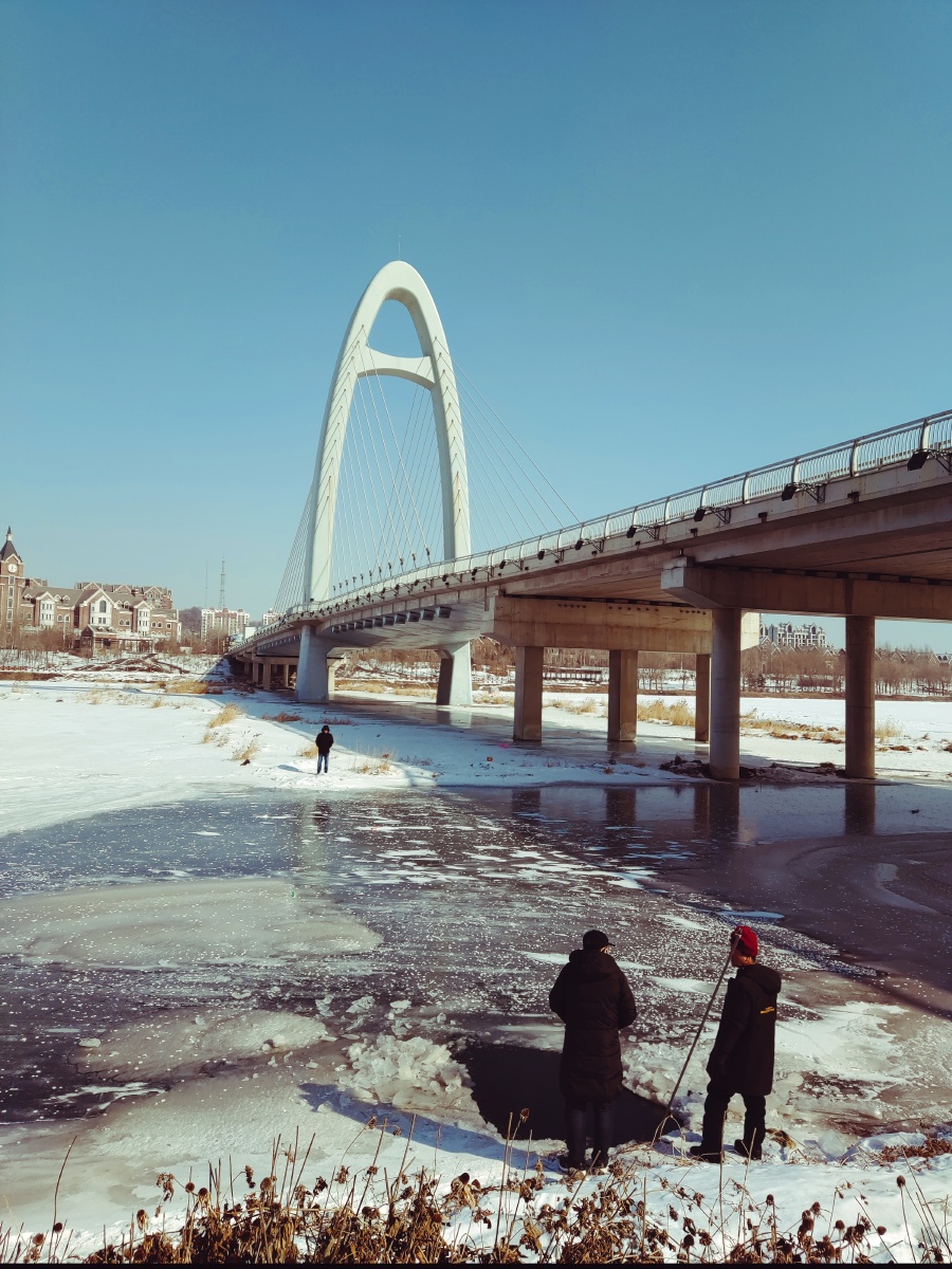 海城冬雪后的杨柳河