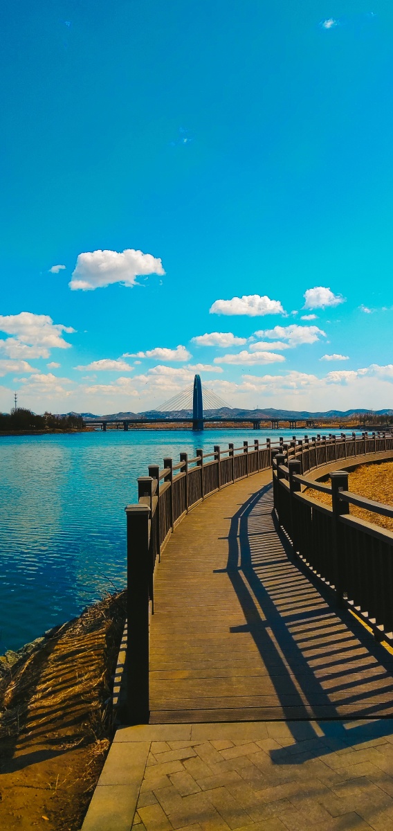 春日里难得有这样的好天气,杨柳河,家乡海城的母亲河,在蓝天白云下是