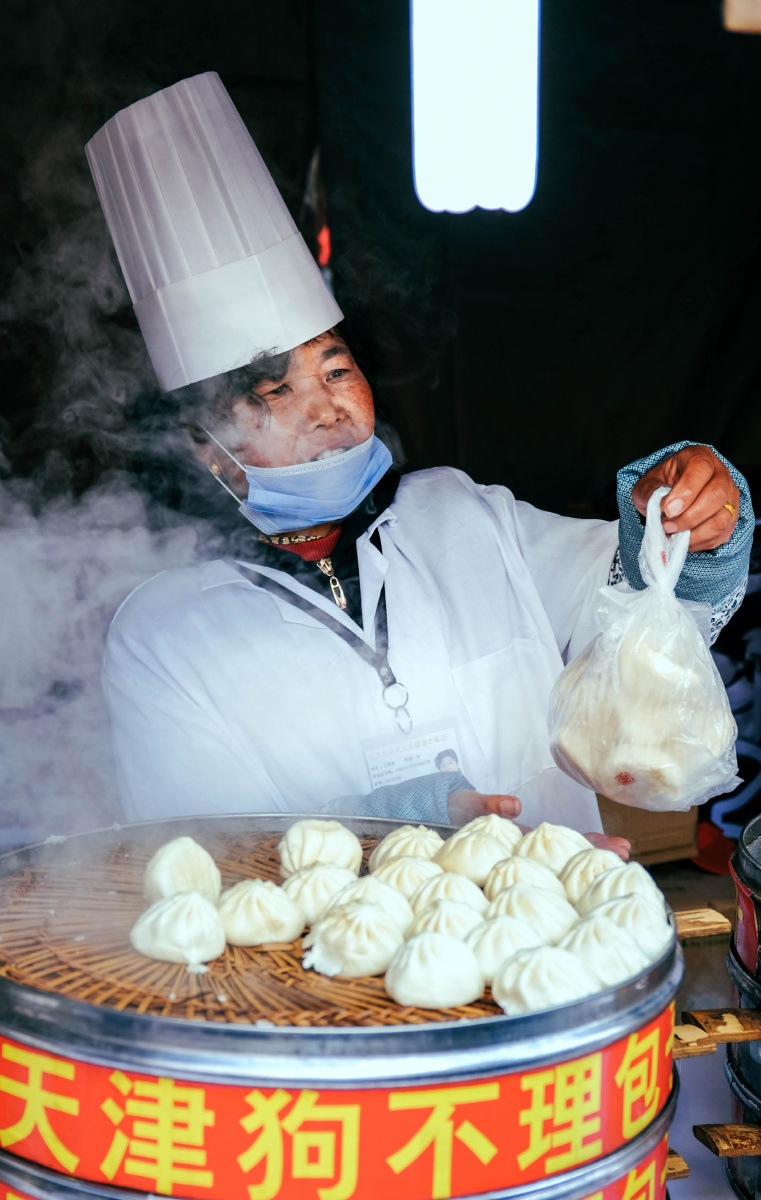 2月,青岛糖球会,卖包子的阿姨手上脸上都是冻伤.