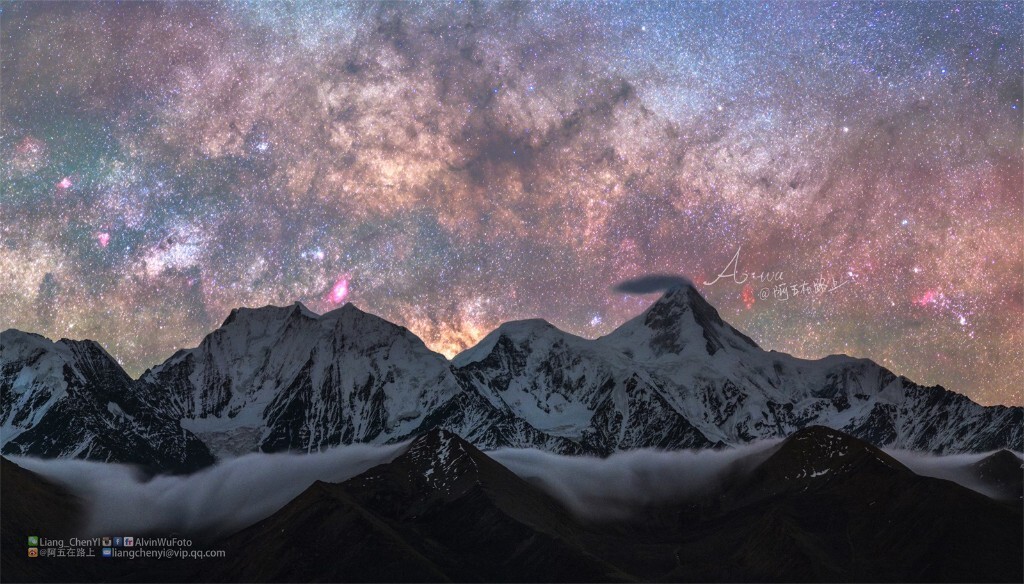 这是什么？雅哈山口，海拔4700米仰望夜空下的蜀山之王：贡嘎雪山。单张85mm，4张PTGui拼接。