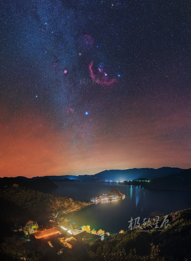 拍摄故事:从我踏上星空拍摄这条路开始,泸沽湖我已经去了九次,这个机位是我第二次站在这里。两年前第一次去到这里的时候,就想如此拍摄,可惜那个时候的自己还是一枚菜鸟,面对强大的光污染无能为力。2017年1月1日晚,当我再次站到这里时,使用HDR星空拼接拍摄法,就已经能完美地解决这个问题了。值得注意的是里格观景台是由木头拼接而成,如果是多人在此机位拍摄时,请小心行走,否则震动过大就会导致星星脱线。<br />
<br />
拍摄参数:D810A+35mmlens,使用HDR拍摄方法15张拼接而成,单张拍摄参数为快门60S+F2.8+ISO1600,高光部分单独曝光时间为10S+F5.6+ISO800。天空部分9张图片使用赤道仪拍摄,地景部分6张图片关闭赤道仪,并且最后单独拍摄灯光过曝区域。后期通过天地拼接,HDR合成完成。
