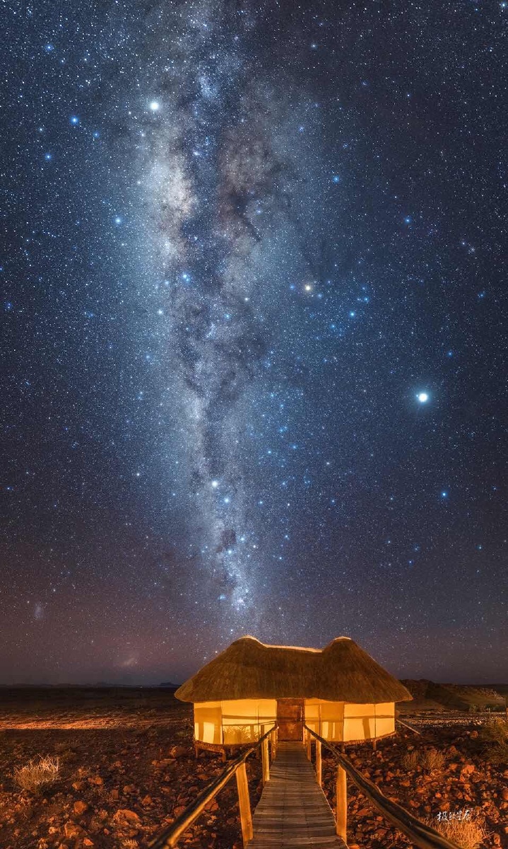 在纳米比亚,很多酒店都像这样,在睡觉的旁边就可以拍星空