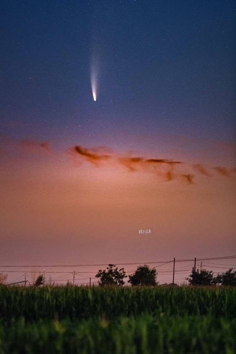 田间的c2020 f3彗星,满足儿时对夏日夜空的所有憧憬.
