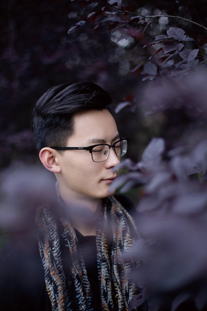 拍摄于学校的网球场附近<br />
拍摄时没什么特别注意的地方，简单的告诉楼上男神只要很安静的闭着眼睛想想一些安静的事就好<br />
很幸运能拍下这安静的一刻，也很遗憾可以拍的更好