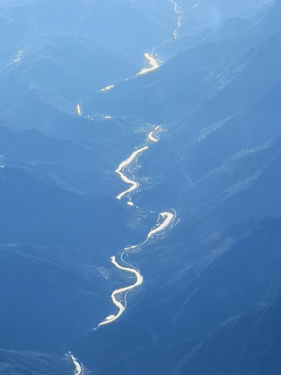 涓流汇聚成河,流向大海.它不屈不挠,一路凯歌向东流.