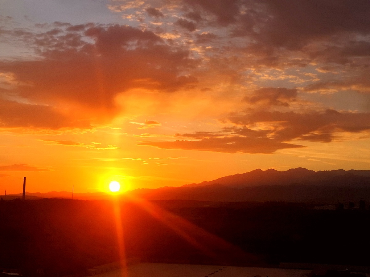 晨曦初露,朝霞映衬东方,染紫半边天空.