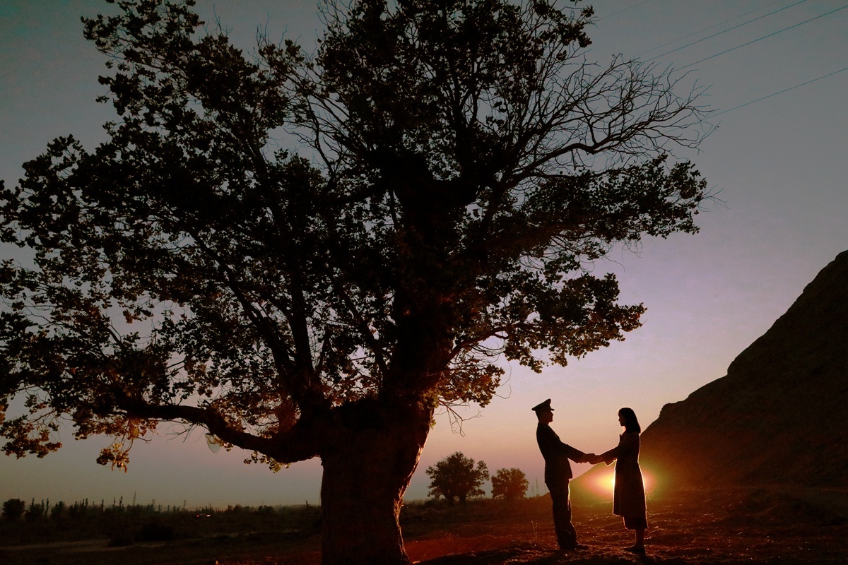 专程来到新疆图木舒克市,与军营里爱人相约,一定要以胡杨树为背景,拍