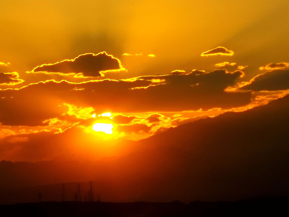 朝阳似火金秋九月秋意浓浓晨光初照朝霞满天祝大家周末快乐天天有个好