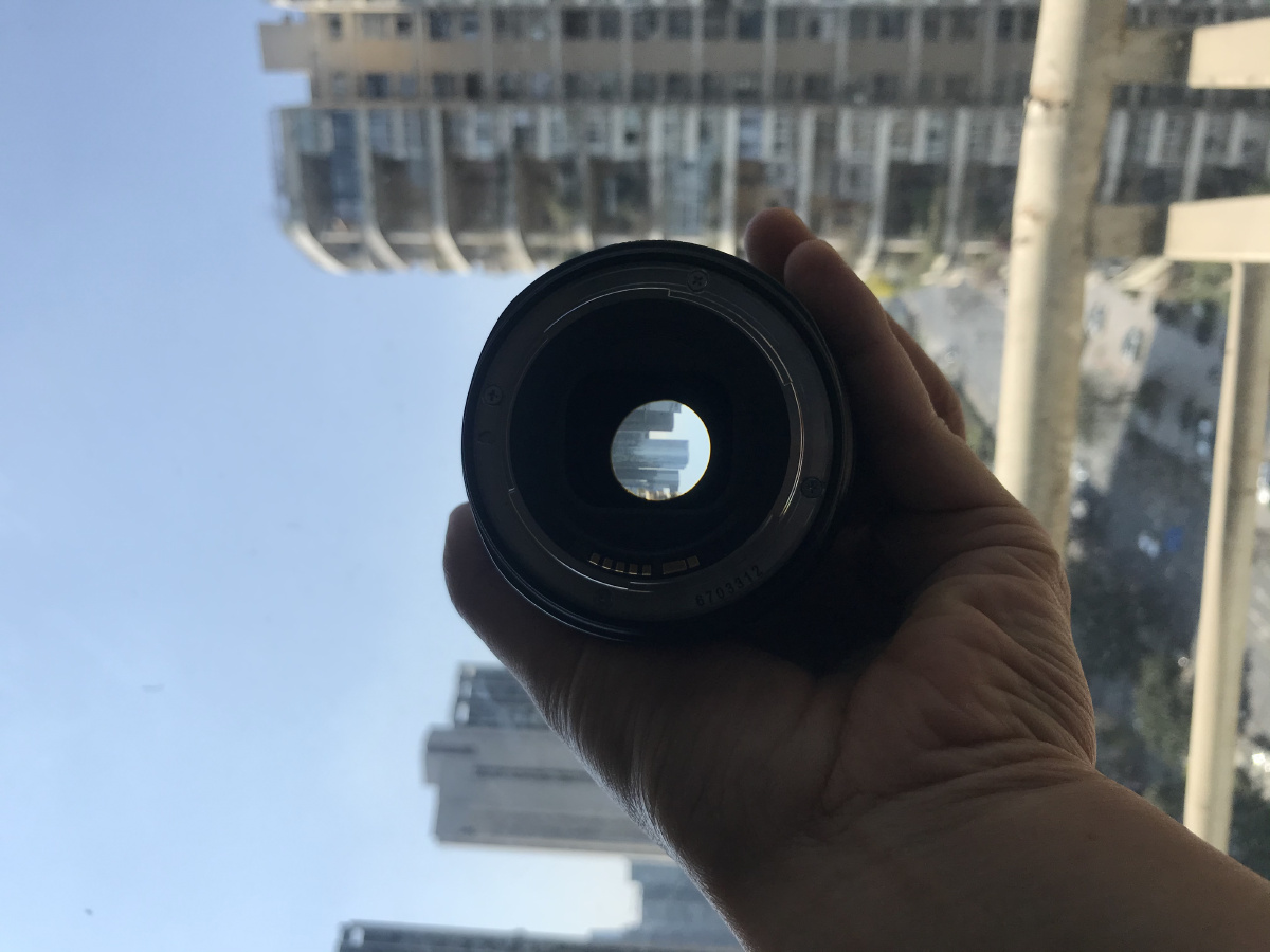 一组形象的照片来解释下:在50mm焦段下,变焦小光圈(图一)和定焦大光圈