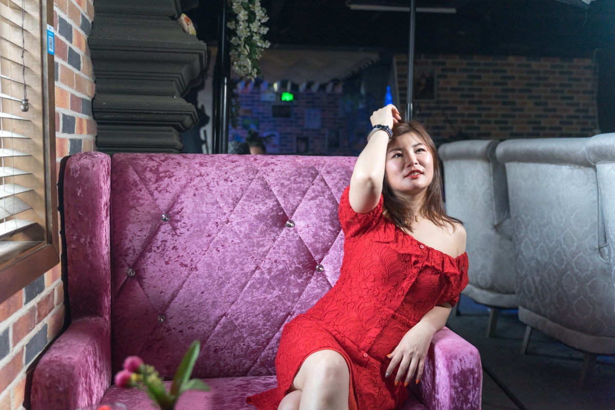 古北路上的一家酒吧老板娘是个知性的小女人pose很不错哦