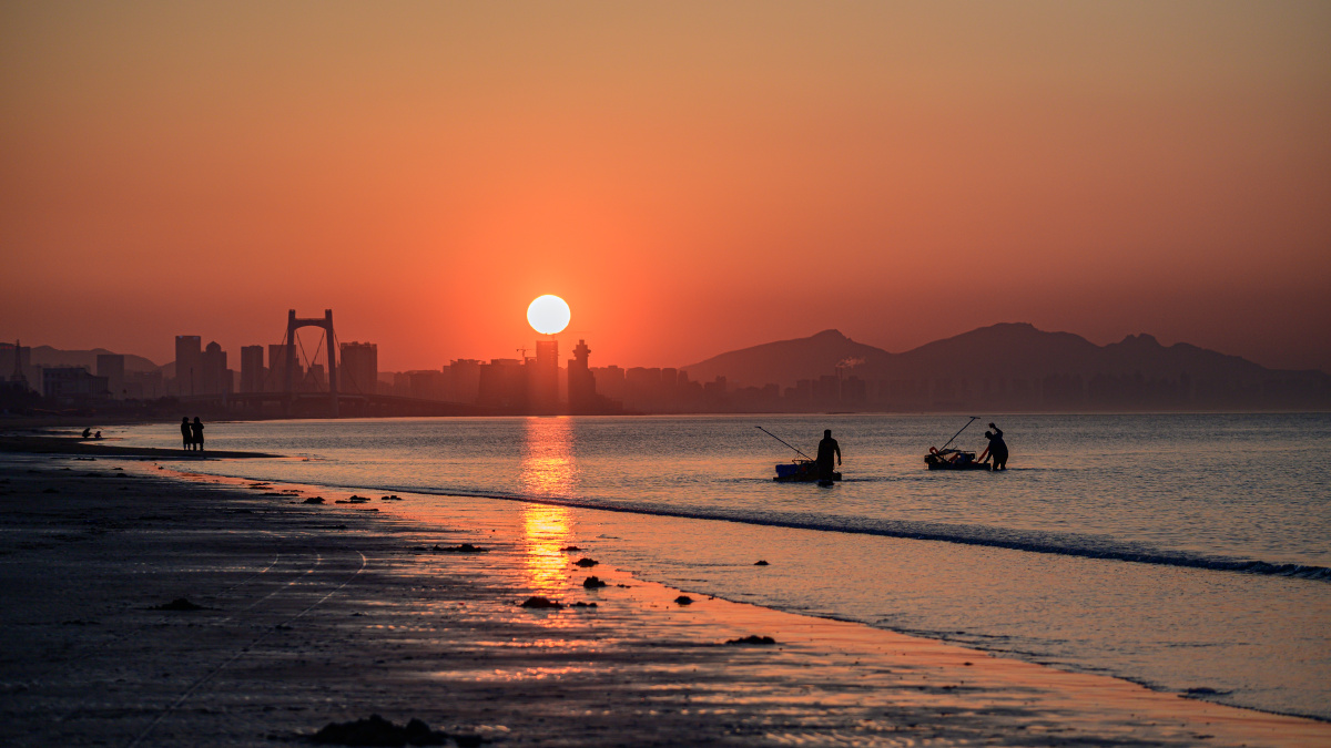 烟台的海边日落落日余晖