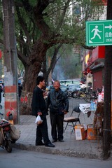 卖报的老者与熟人聊天