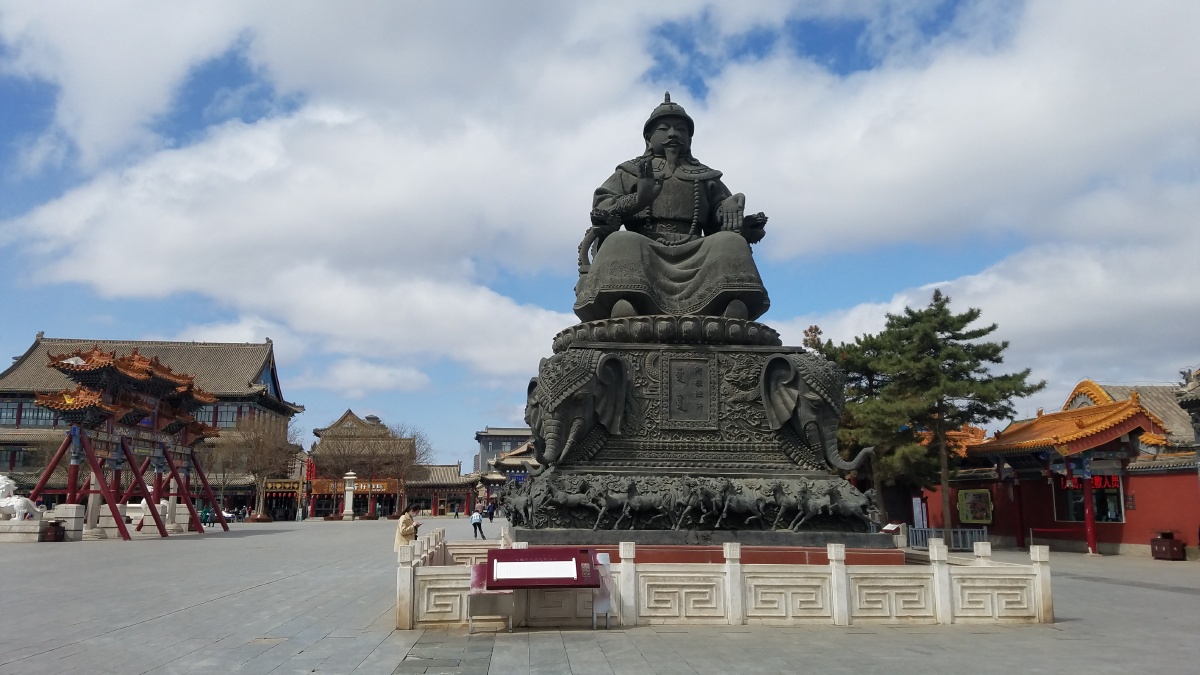 呼和浩特阿拉坦汗铜像