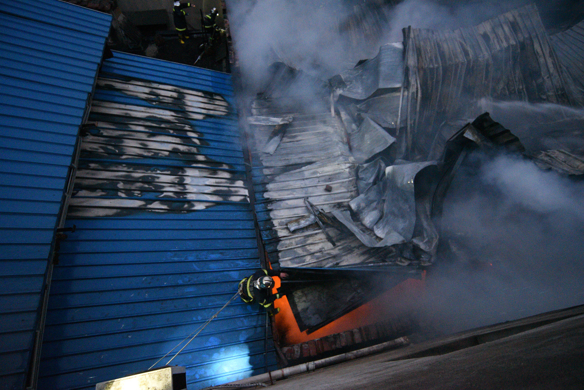 某厂房内起火,火被闷在房产顶棚内,从外部喷水始终没法控制核心火源