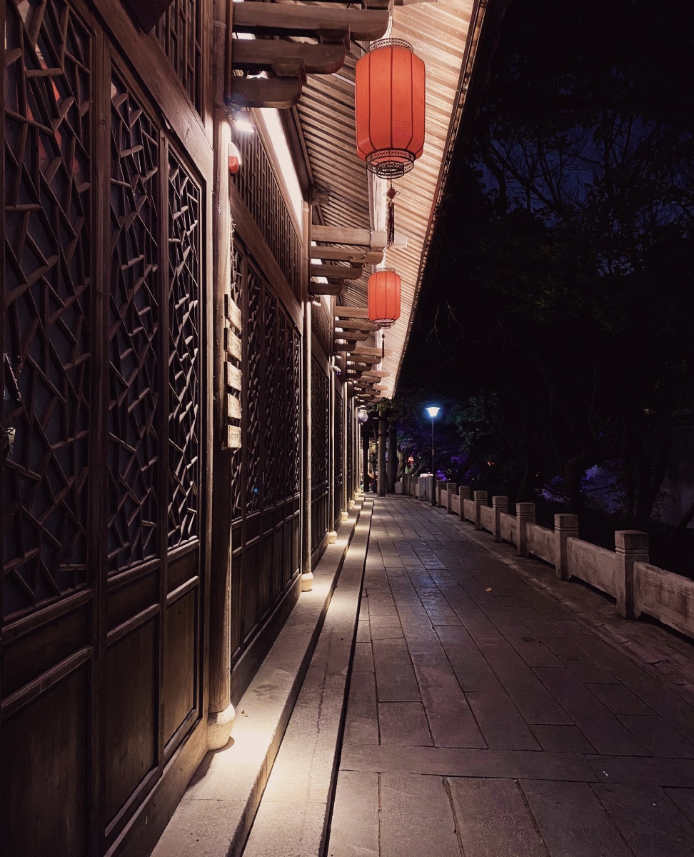 古巷夜晚的美