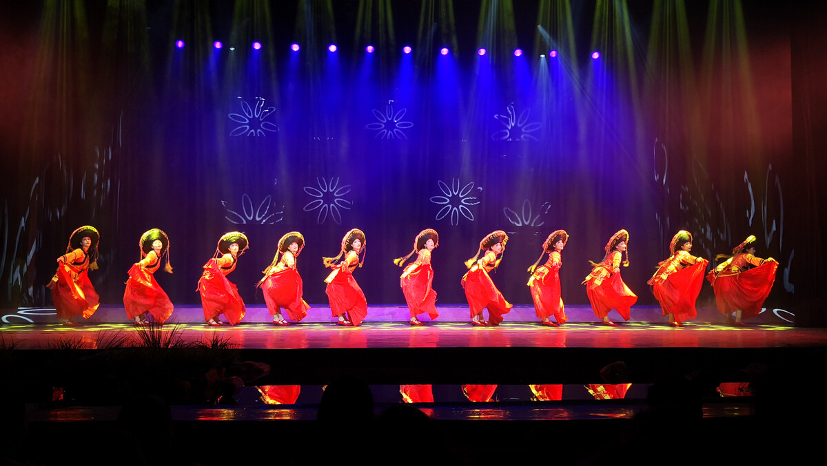 民族舞即兴舞蹈,民族舞蹈泛指受民俗文化制约的形式舞蹈