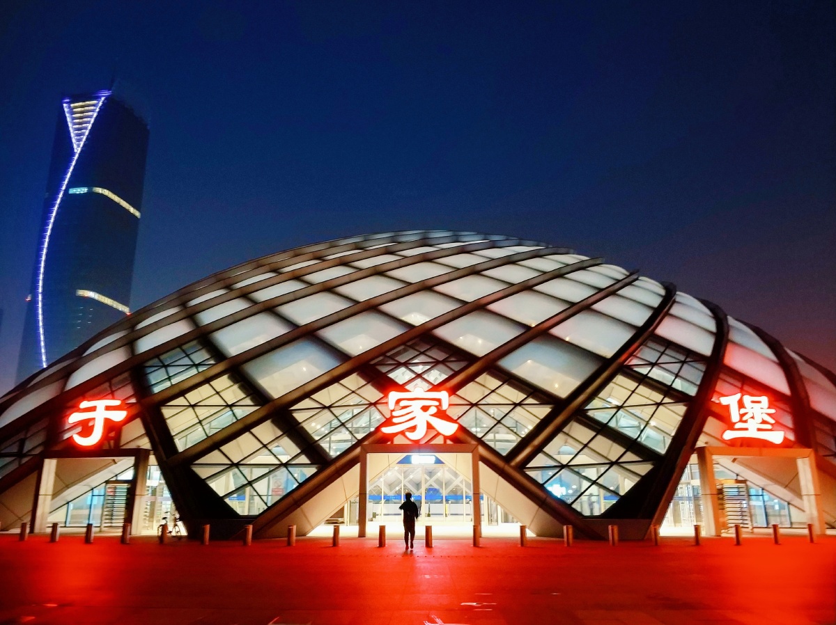 天津于家堡高铁站滨海新区亚洲最大的地下站点非常漂亮外部是贝壳造型