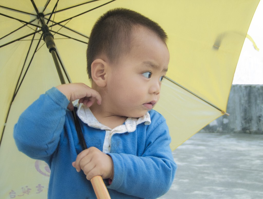 小孩拿大伞