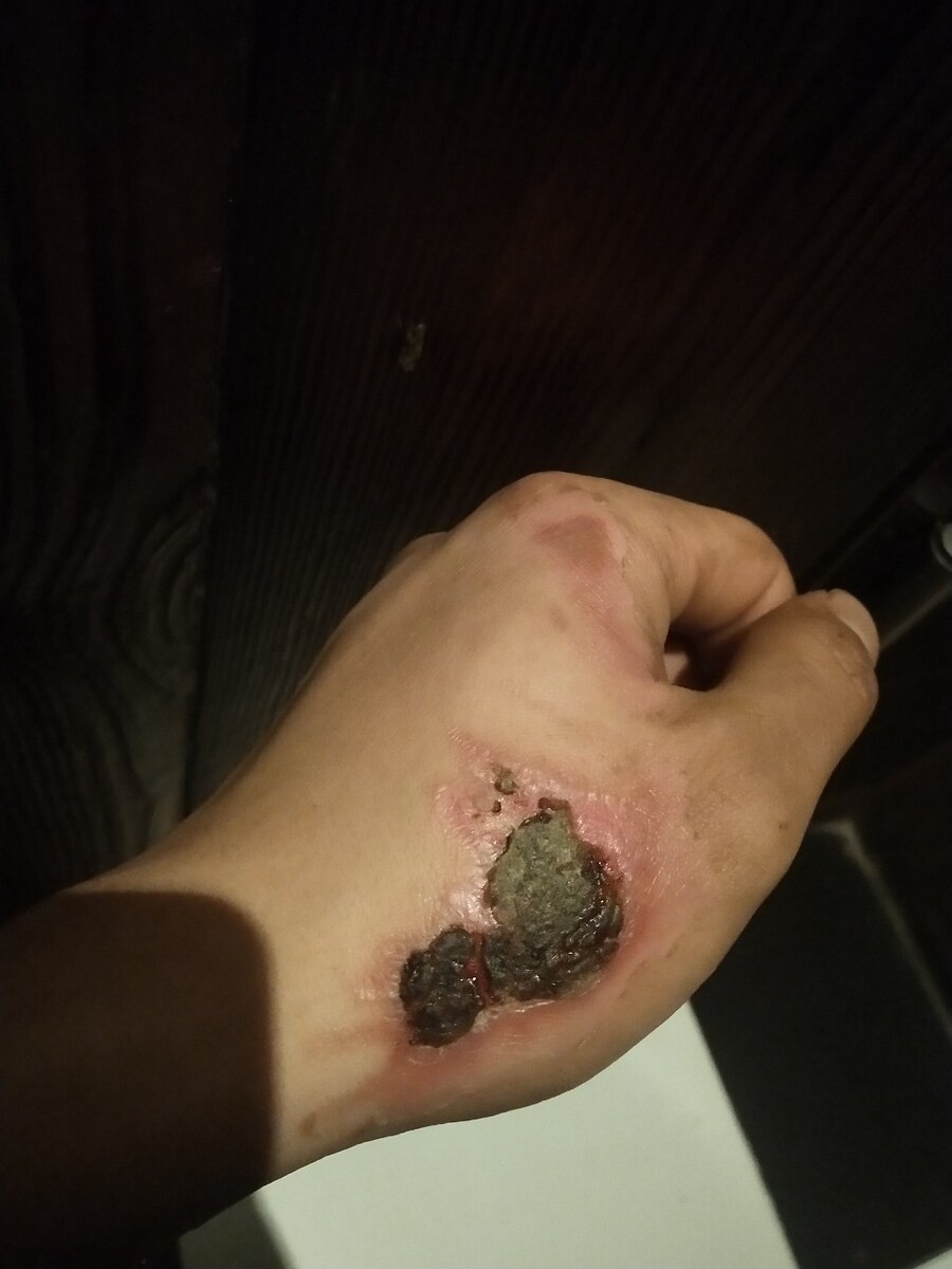 血珀出现划痕怎么处理,如何鉴定好的紫檀香珀?