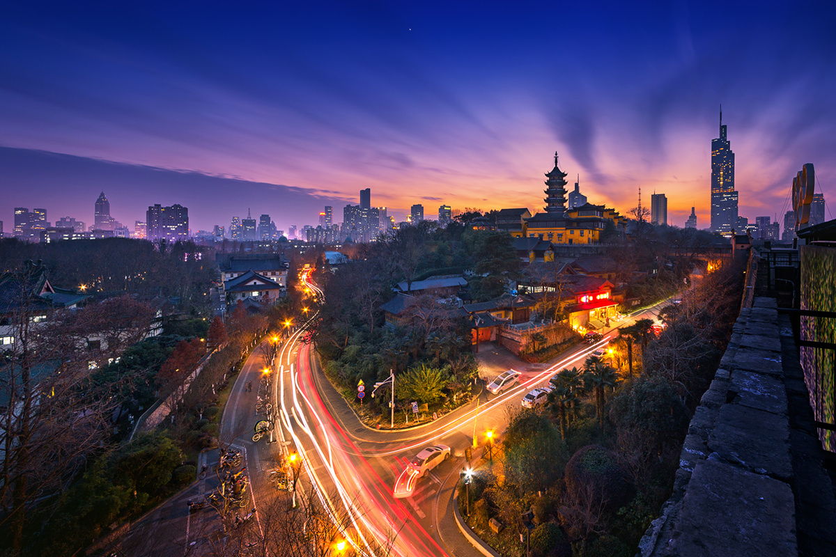 台城之上远眺金陵城,古鸡鸣寺与紫峰大厦,霞光初现车水马龙