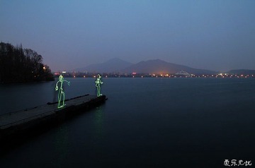 在湖边