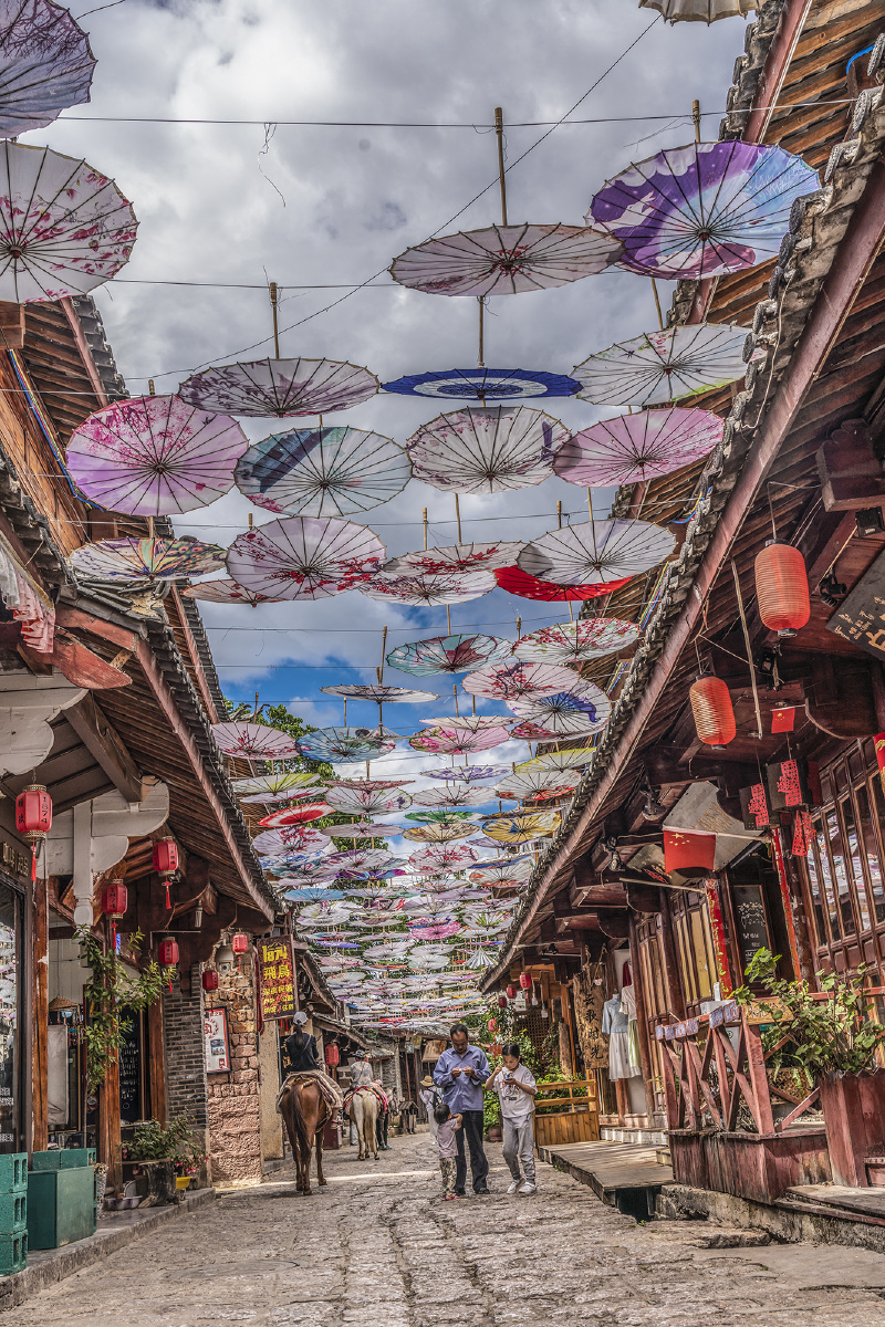 云南束河古镇的花伞