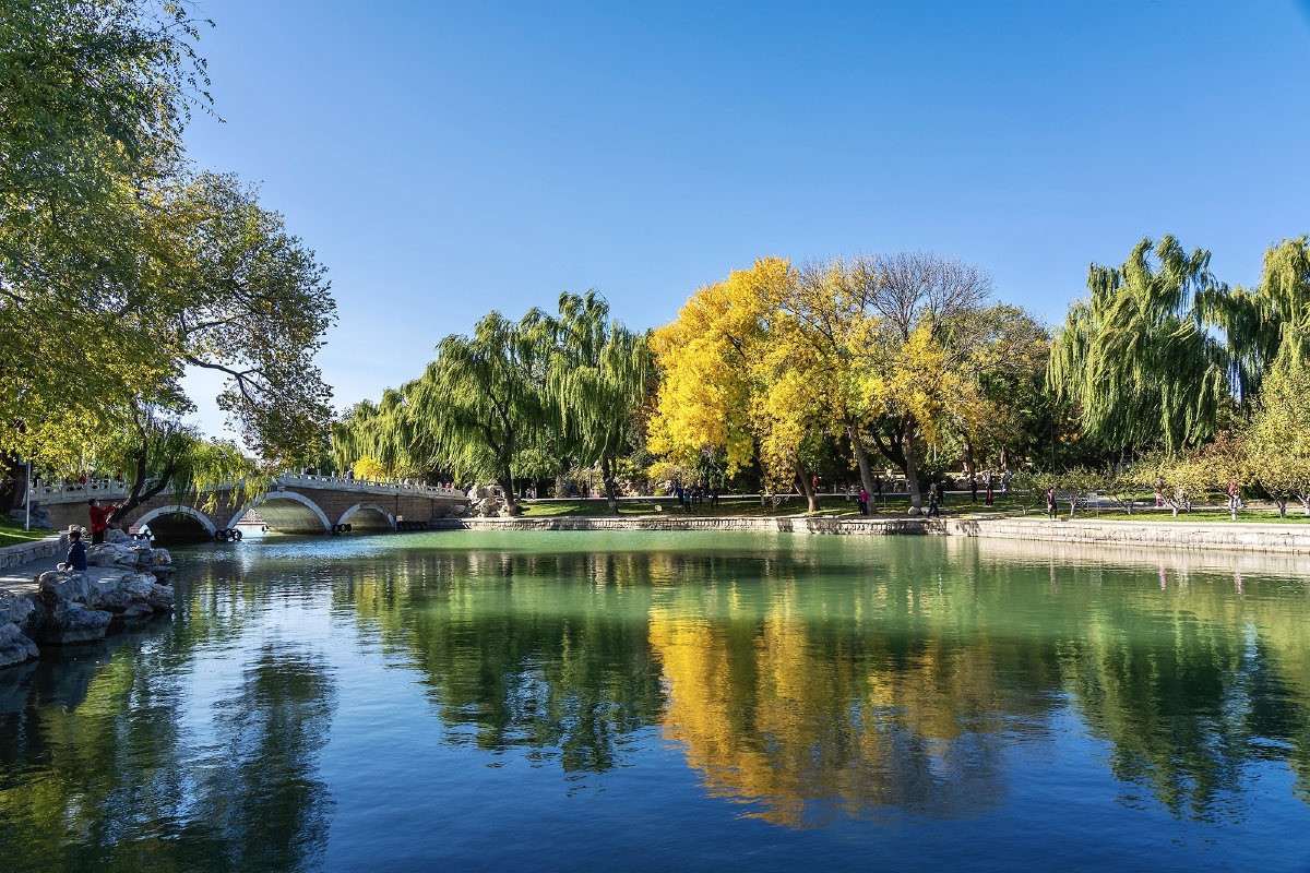 秋高气爽龙潭湖