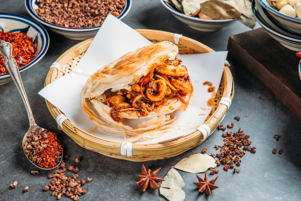 盒马鲜生鱿鱼辣子夹馍