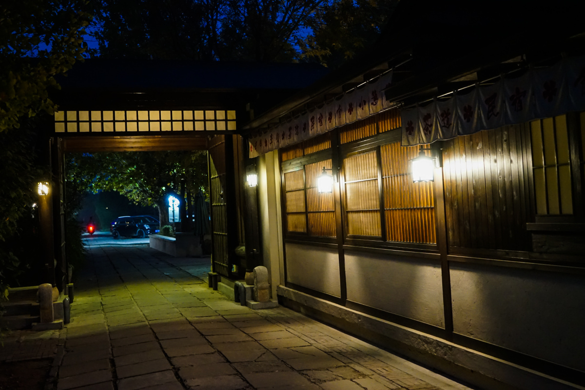 日本夜晚的乡村小屋