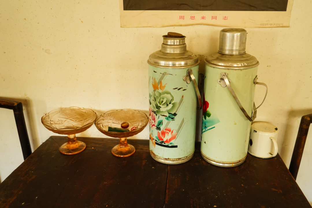 桌子上的老式茶瓶暖壶保温瓶