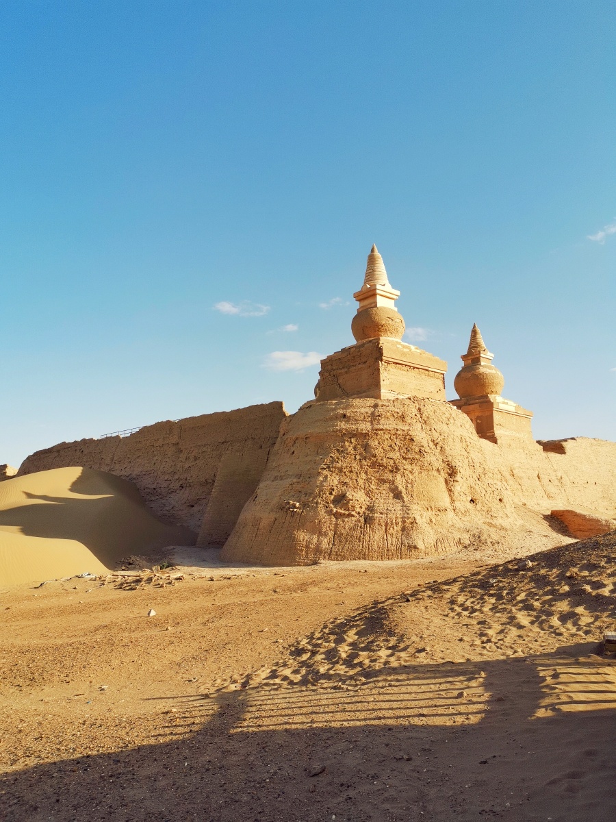 阿拉善七百年前黑水古城遗址.