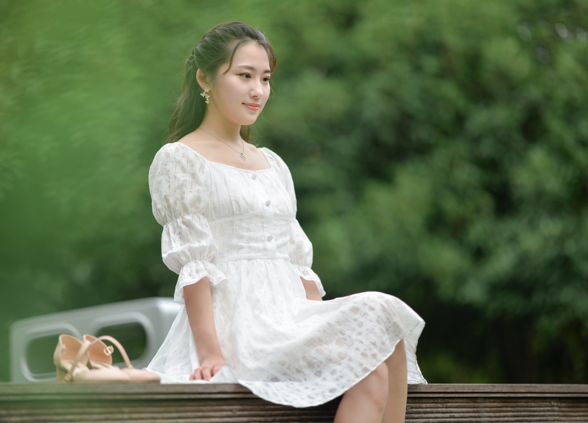 美丽的白裙姑娘