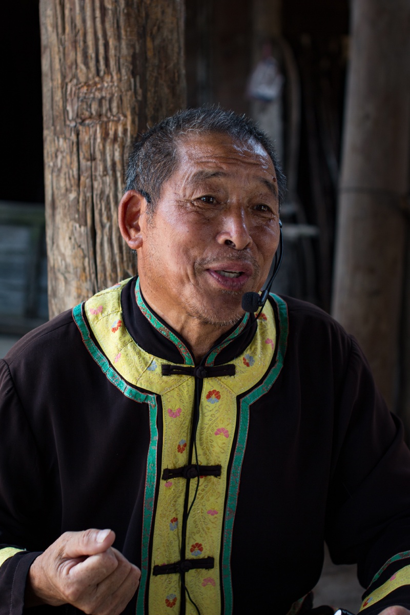 苗族老人