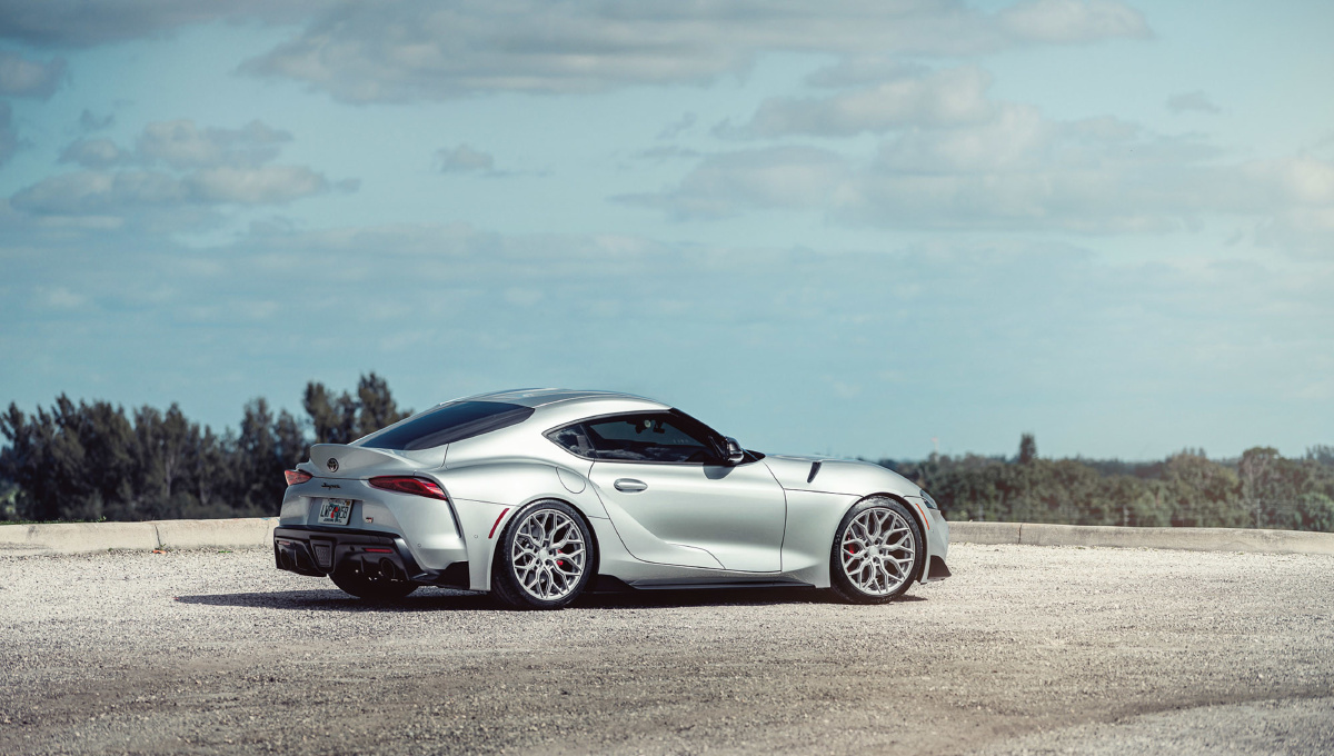 银色丰田toyotasupra跑车