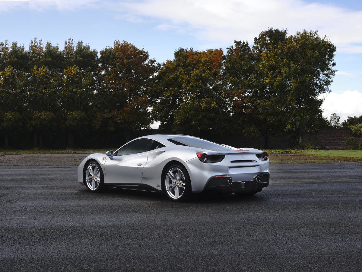 银色法拉利超跑ferrari488gtb