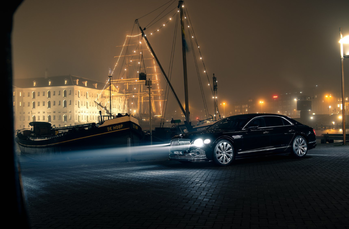 夜晚荷兰城市街道上行驶的宾利bentleyflyingspur