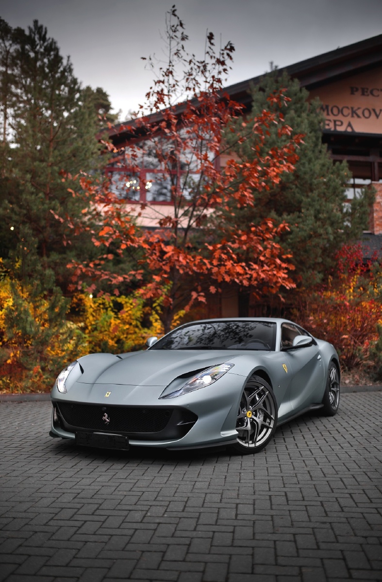 深秋树林里的银色法拉利ferrari812superfast