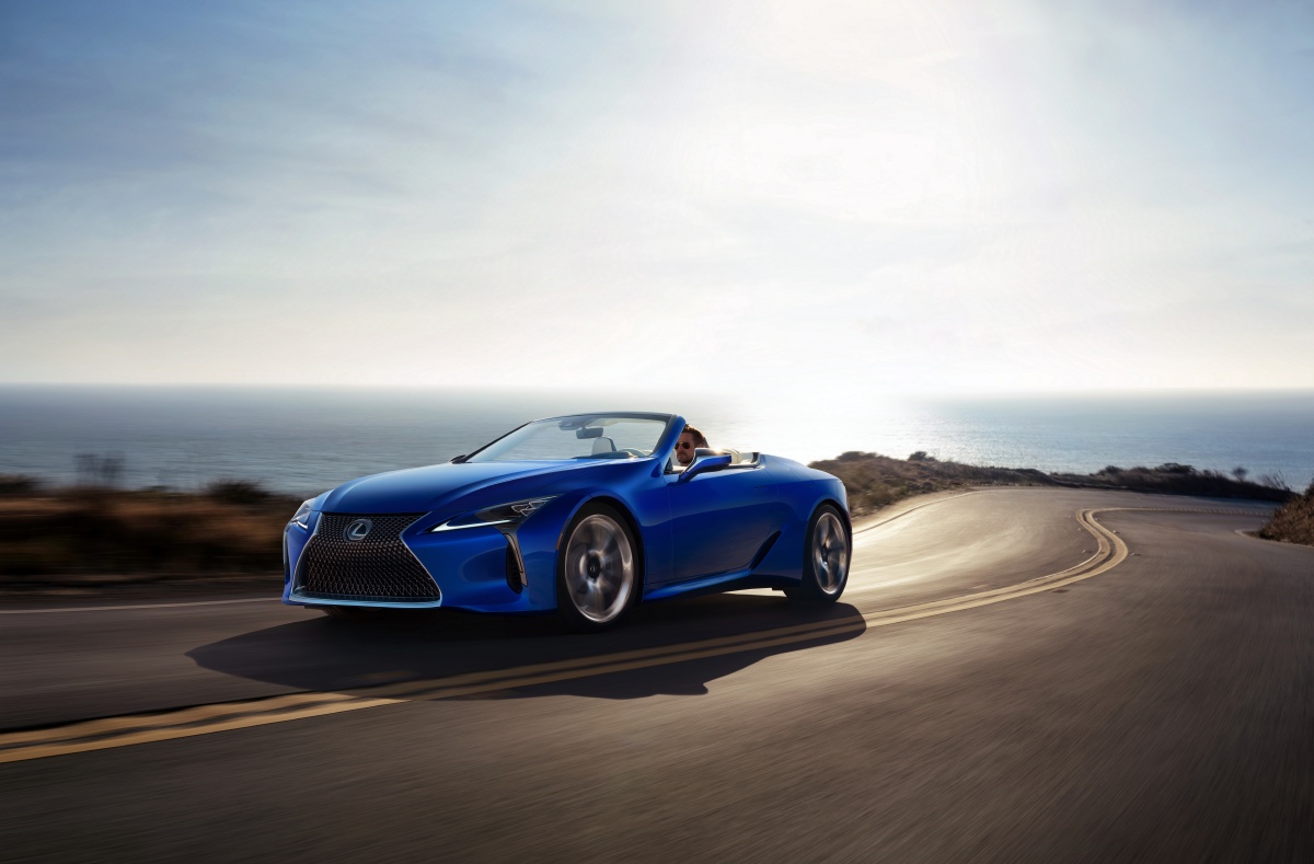 蓝色雷克萨斯敞篷跑车lexuslc500convertible