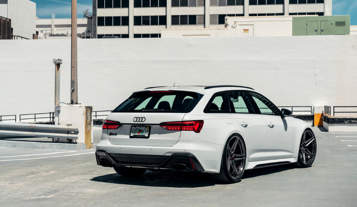 白色奥迪audirs6