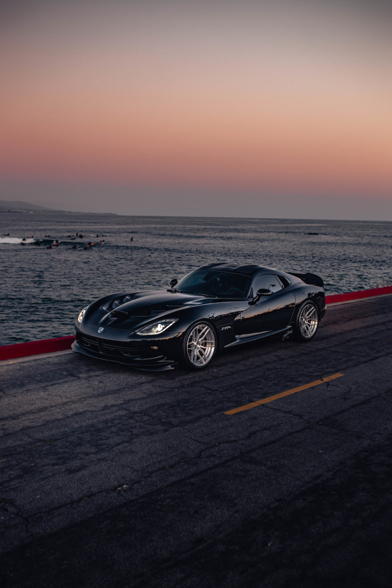海边日落黑色道奇跑车dodgeviper